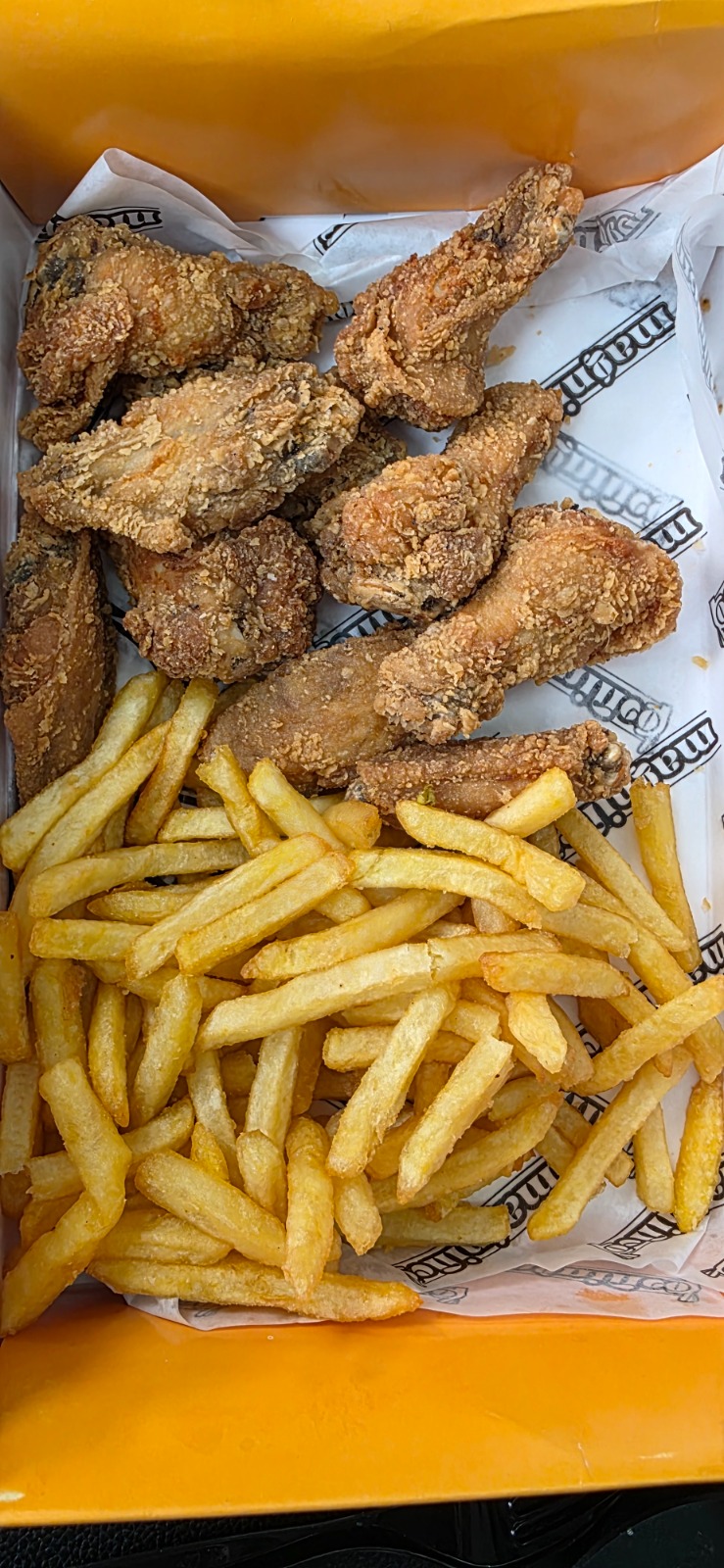 Magnifico Streetfood crispy wings and fries